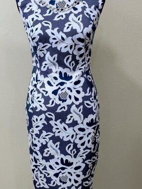 Enfocus Studio Black & White Floral Sheath Dress with Chain Detail Size 6